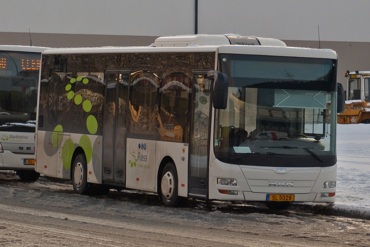 SL 5028, MAN Lion’s City, von Sales Lentz, steht nahe dem verschneiten Busbahnhof in Clerf. 21.01.2023