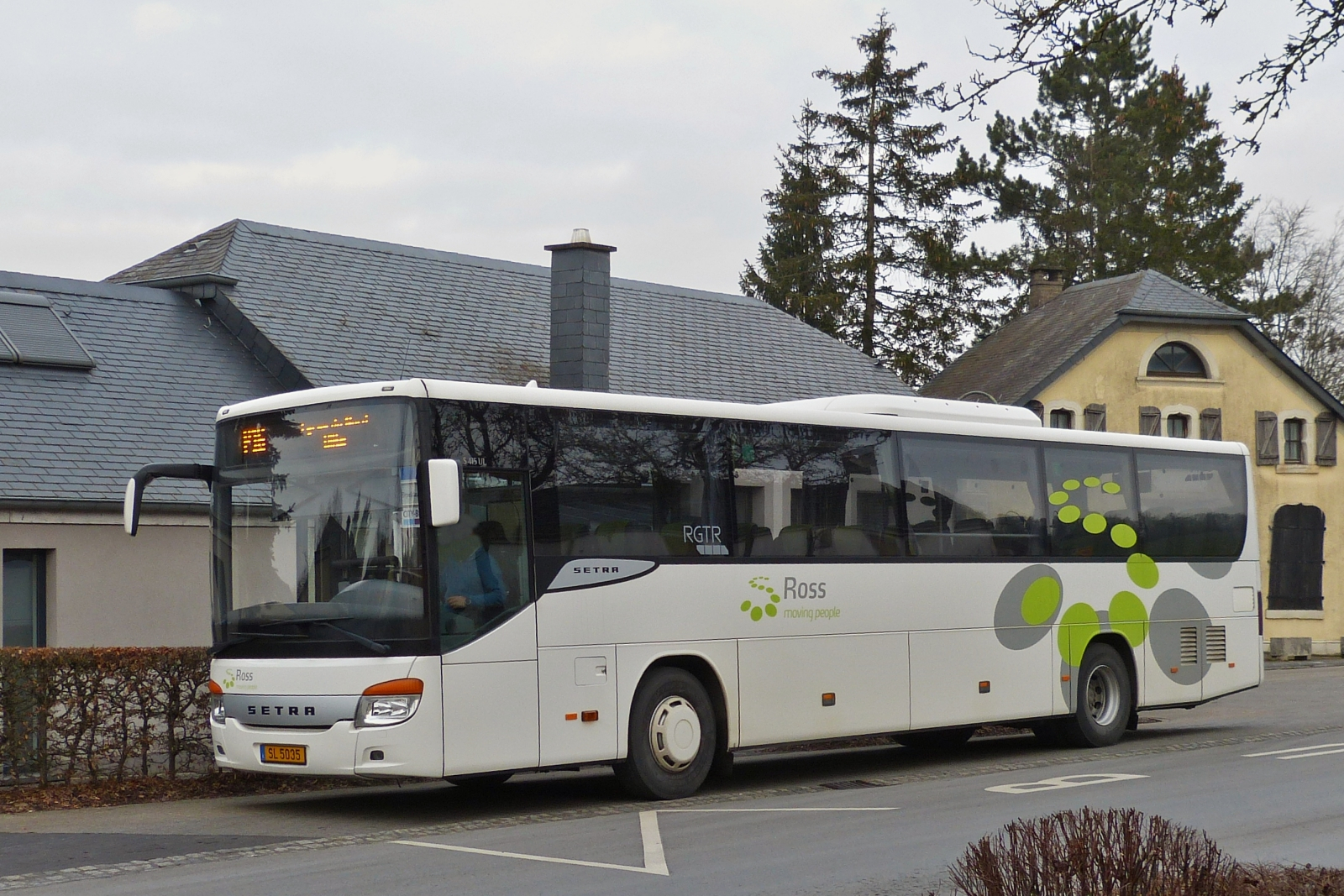 SL 5035, Setra S 415 UL, ist am 10.02.2023 als Schulbus in der Gemeinde Wiltz im Einsatz.