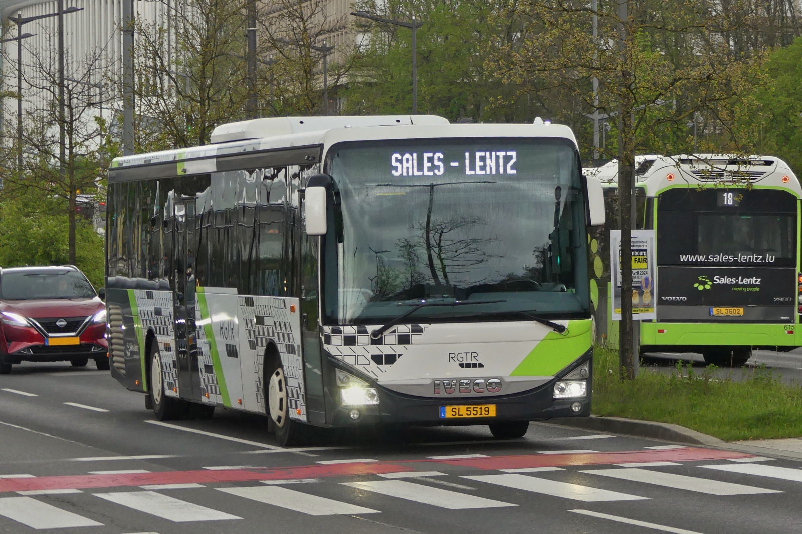 SL 5519, Iveco Crossway, habe ich bisher immer in Norden von Luxemburg aufgenommen, jetzt in der neuen Farbgebung fährt er durch Stadt Luxemburg. 04.2024