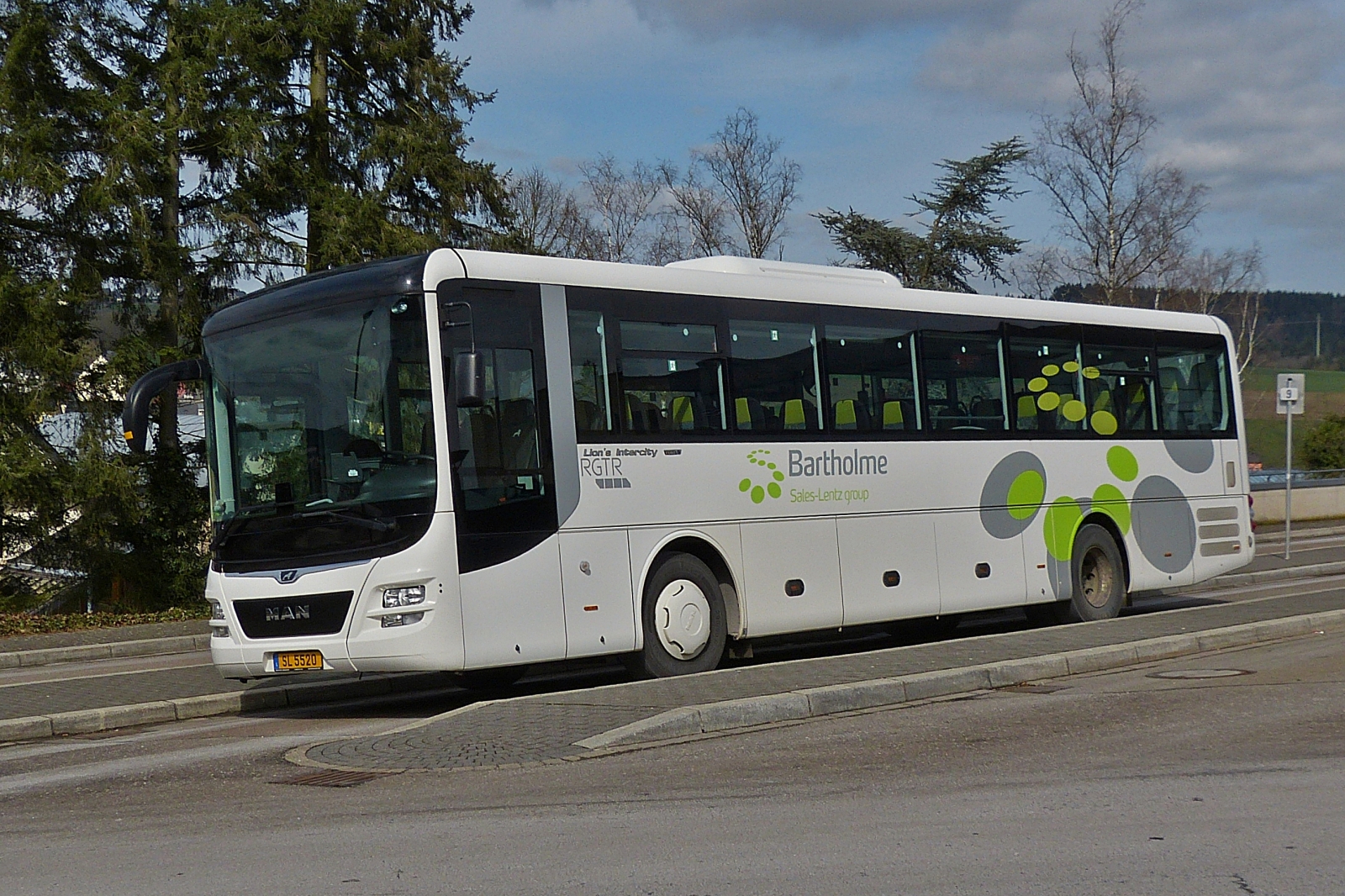 SL 5520, MAN Lion’s Intercity von Sales Lentz steht am Bus Bahnhof der Hochschule in Wiltz. 04.2023