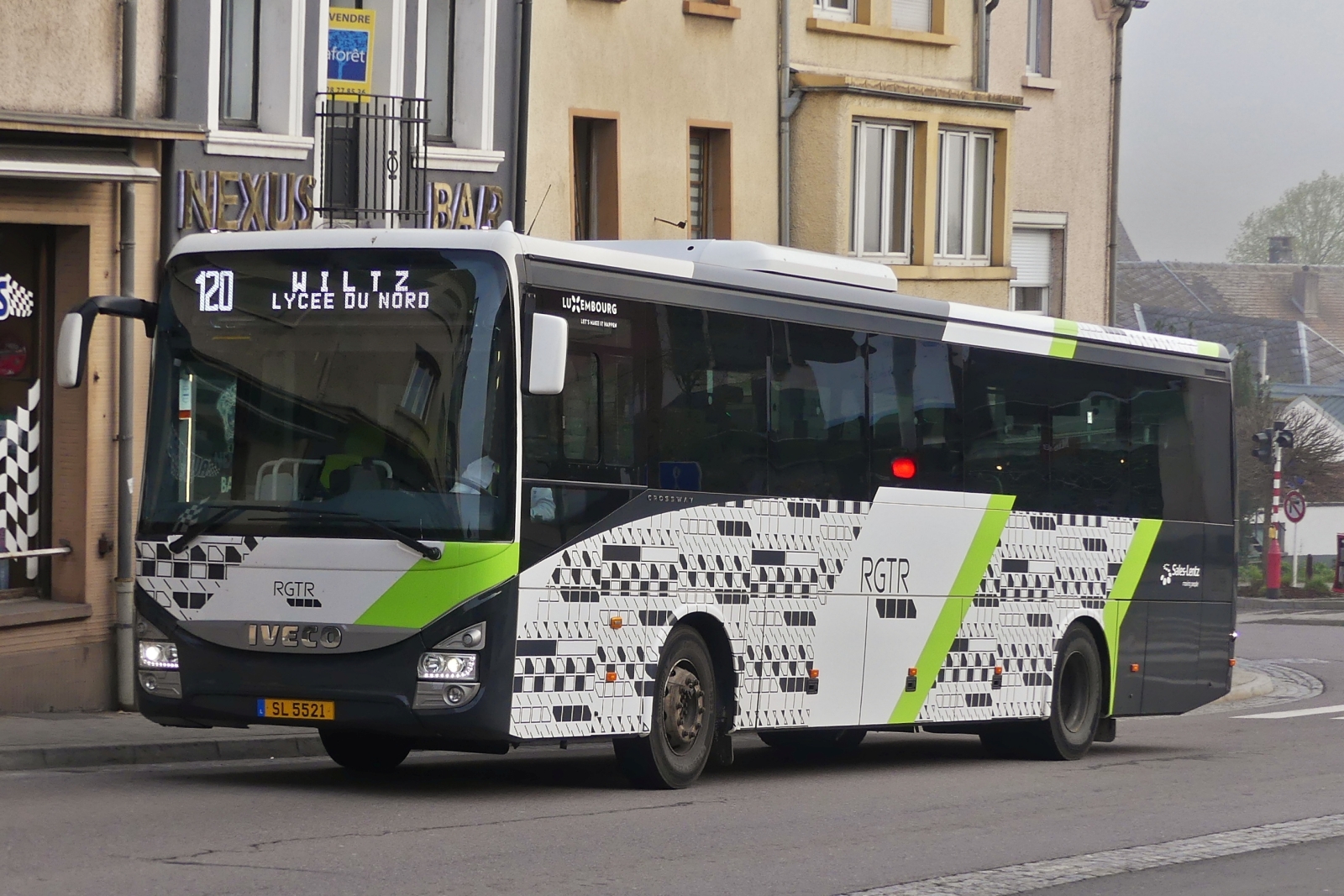 SL 5521, Iveco Crossway, von Sales Lentz, hat soeben die Haltestelle auf der Lann in Wiltz verlassen. 04.2024