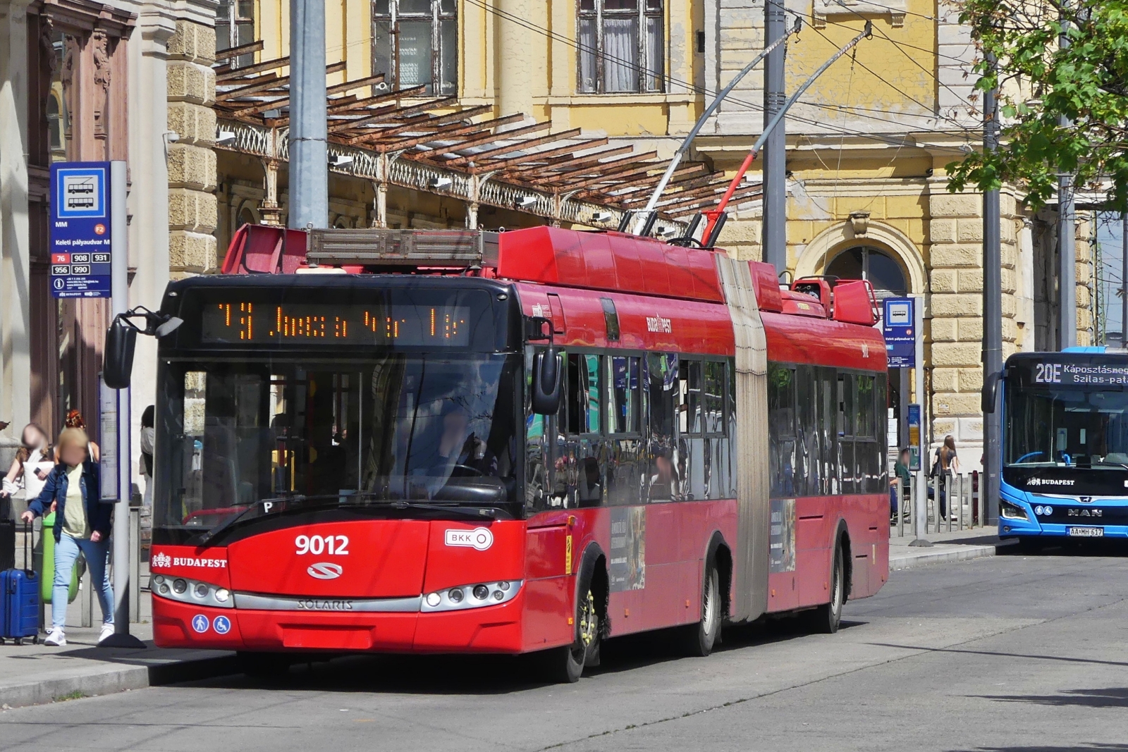 Solaris Trollino, steht an der Haltestelle, vor dem Bahnhof Budapest Keleti. 08.05.2026