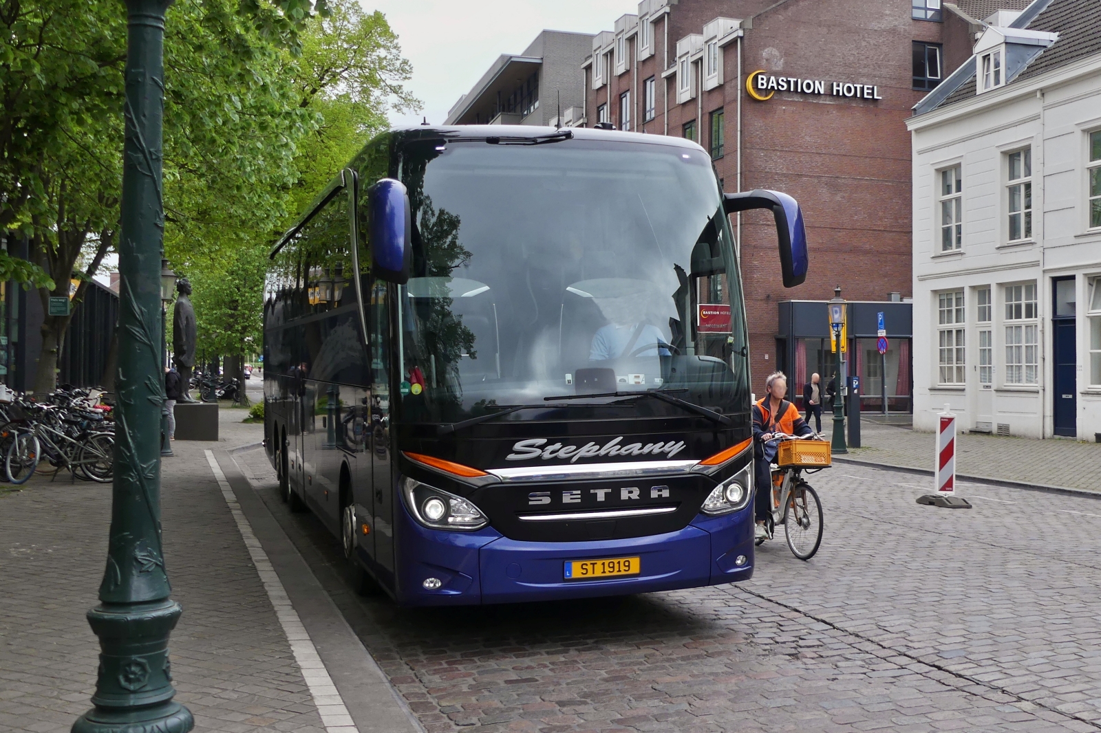 ST 1919, Setra S 516 HDH, von Autobus Stephany, gesehen in den Straßen von Maastricht. 04.2024