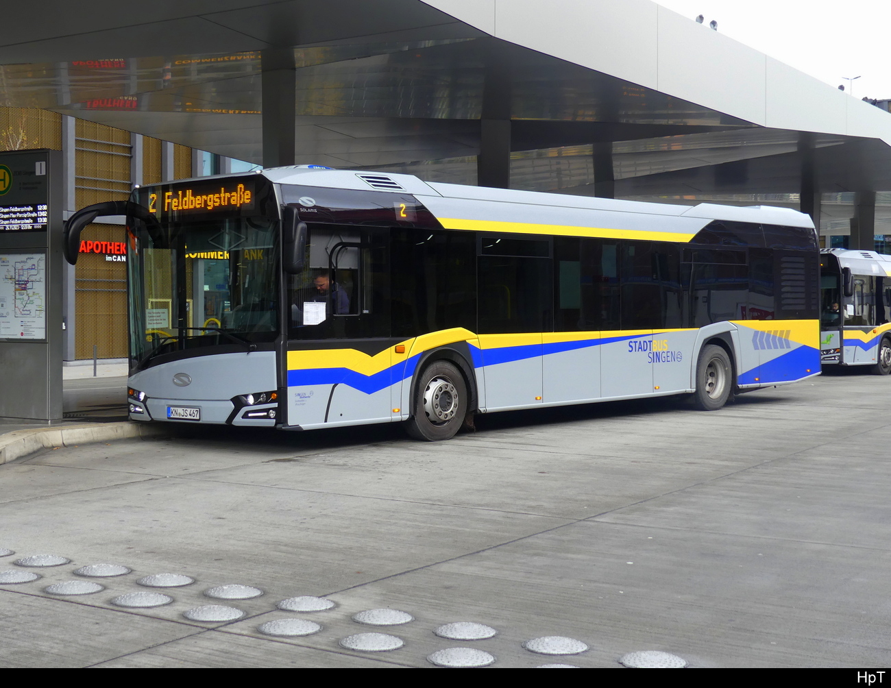 Stadtbus Singen - Solaris Urbino 12  KN.JS  467 unterwegs auf der Linie 2 bei den Bushaltestellen vor dem Bhf. Singen am 26.11.2023