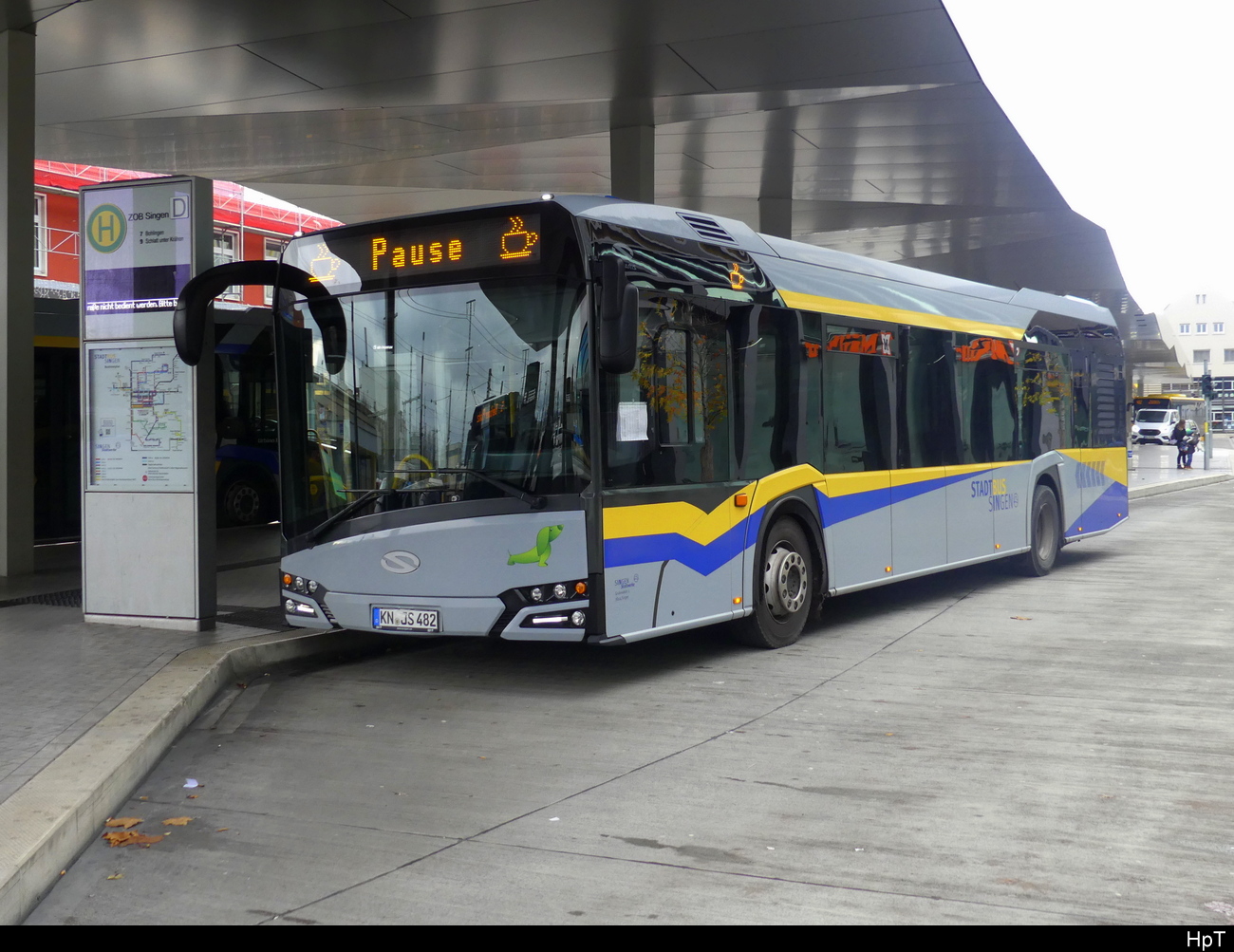 Stadtbus Singen - Solaris Urbino 12  KN.JS  482 unterwegs auf der Linie ( PAUSE ) bei den Bushaltestellen vor dem Bhf. Singen am 26.11.2023