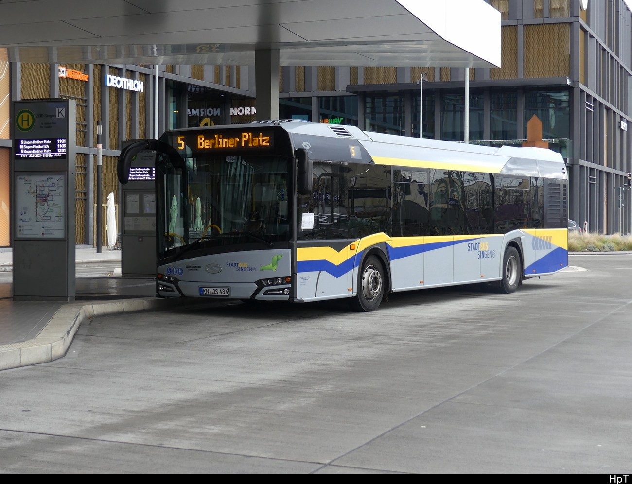Stadtbus Singen - Solaris Urbino 12  KN.JS  484 unterwegs auf der Linie 5 bei den Bushaltestellen vor dem Bhf. Singen am 26.11.2023
