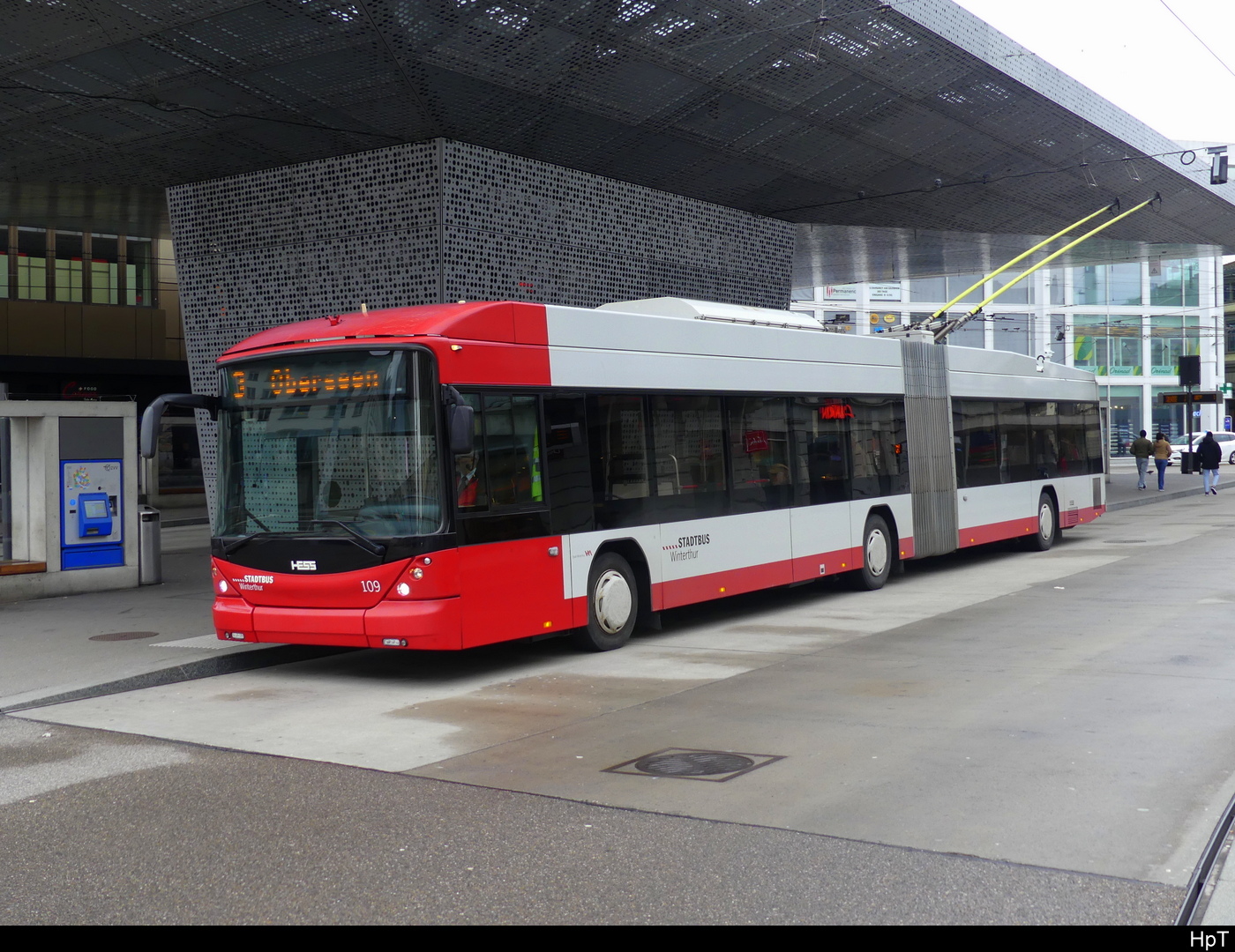 Stadtbus Winterthur - Hess Trolleybus Nr.109 unterwegs auf der Linie 3 bei den Bushaltestellen vor dem Bahnhof in Winterthur am 11.02.2024