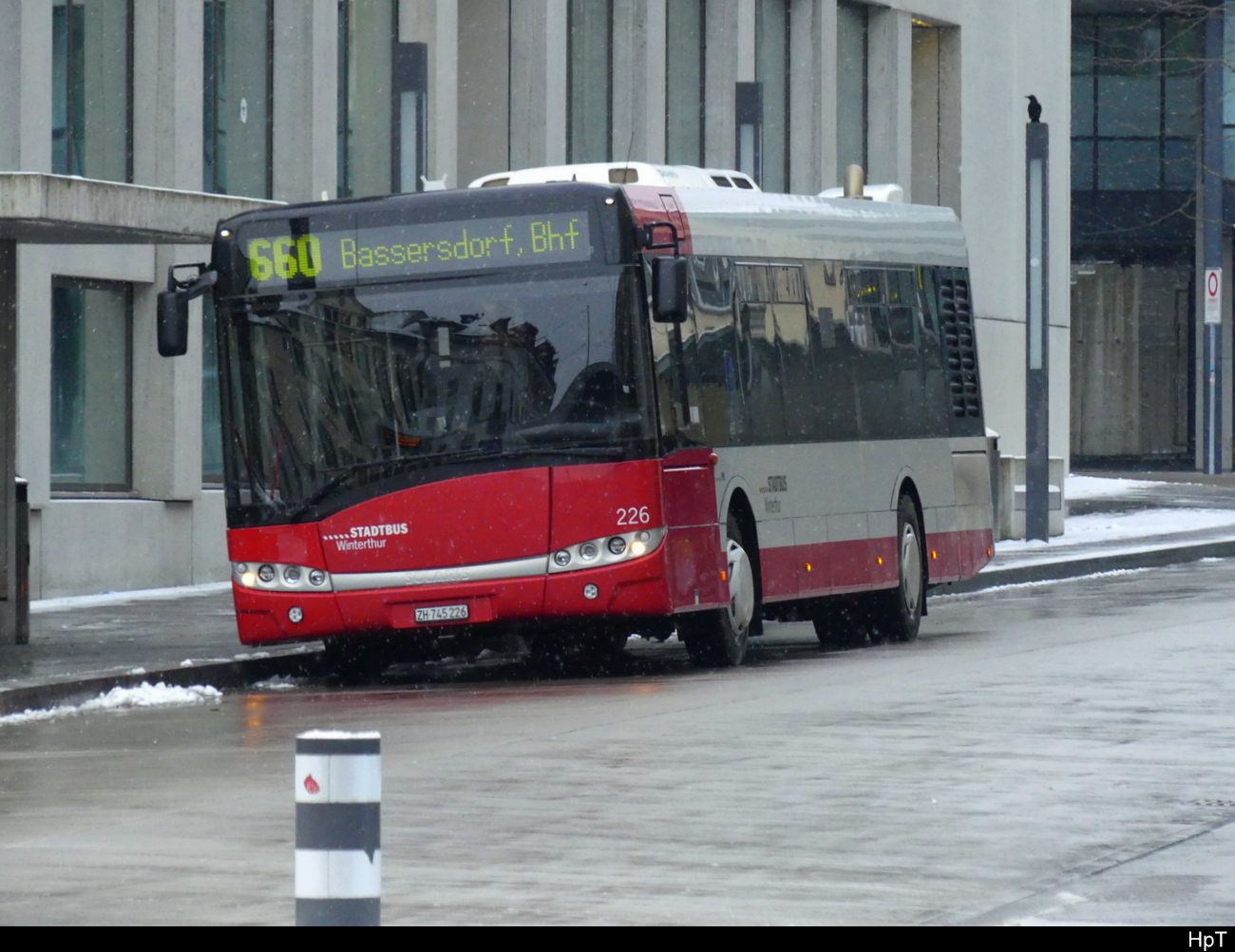 Stadtbus Winterthur - Solaris Urbino Nr.226  ZH  745226 unterwegs bei leichtem Schneefall in Winterthur am 2023.01.22