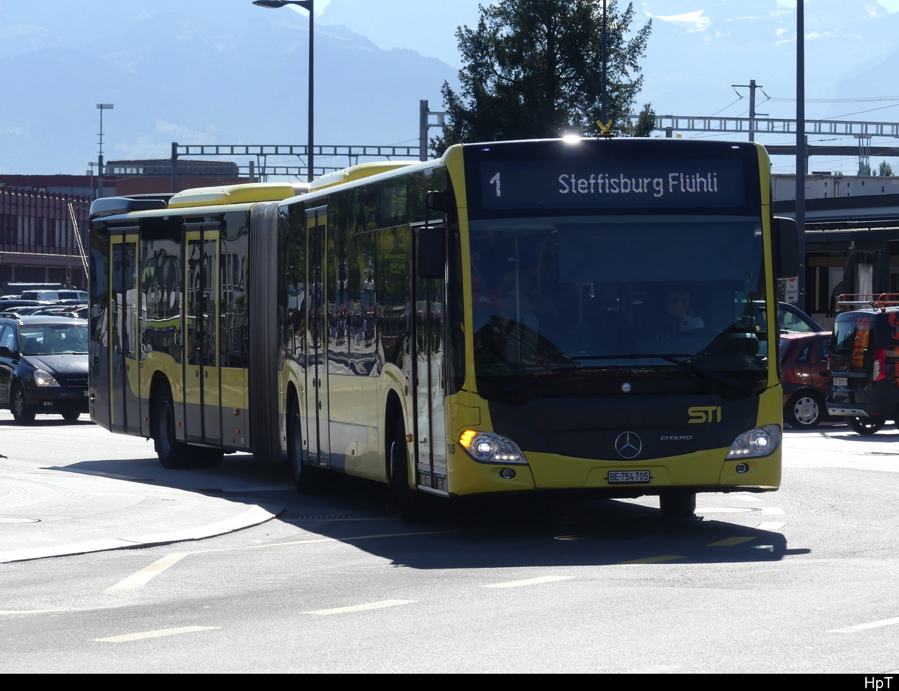 STI - Gegenlicht Aufnahme des Mercedes Citaro Nr.705 unterwegs vor dem Bhf.in Thun am 29.09.2023