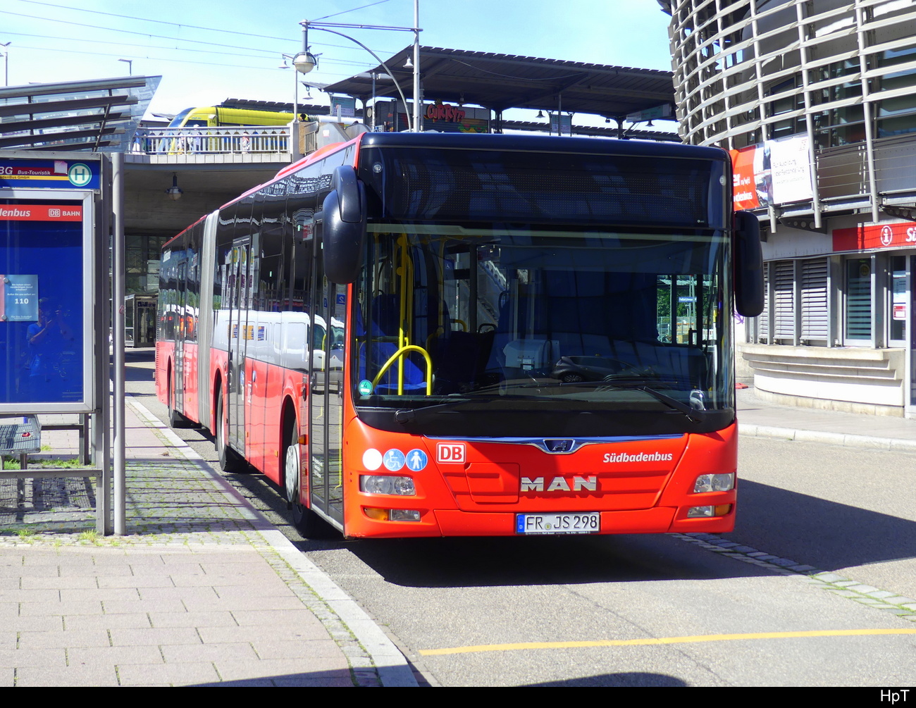 Südbadenbus - MAN Lion`s City  FR.JS  298 bei den Bushaltestellen vor dem Bhf. in Freiburg i.B. am 2024.07.05