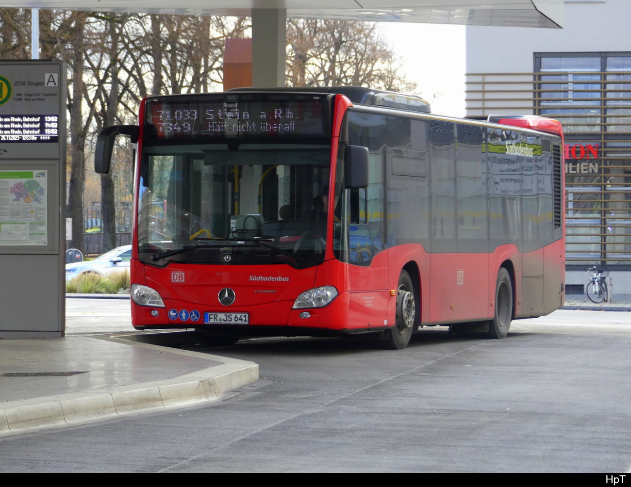 Südbadenbus - Mercedes Citaro  FR.JS 641 bei den Bushaltestellen vor dem Bhf. Singen am 26.11.2023