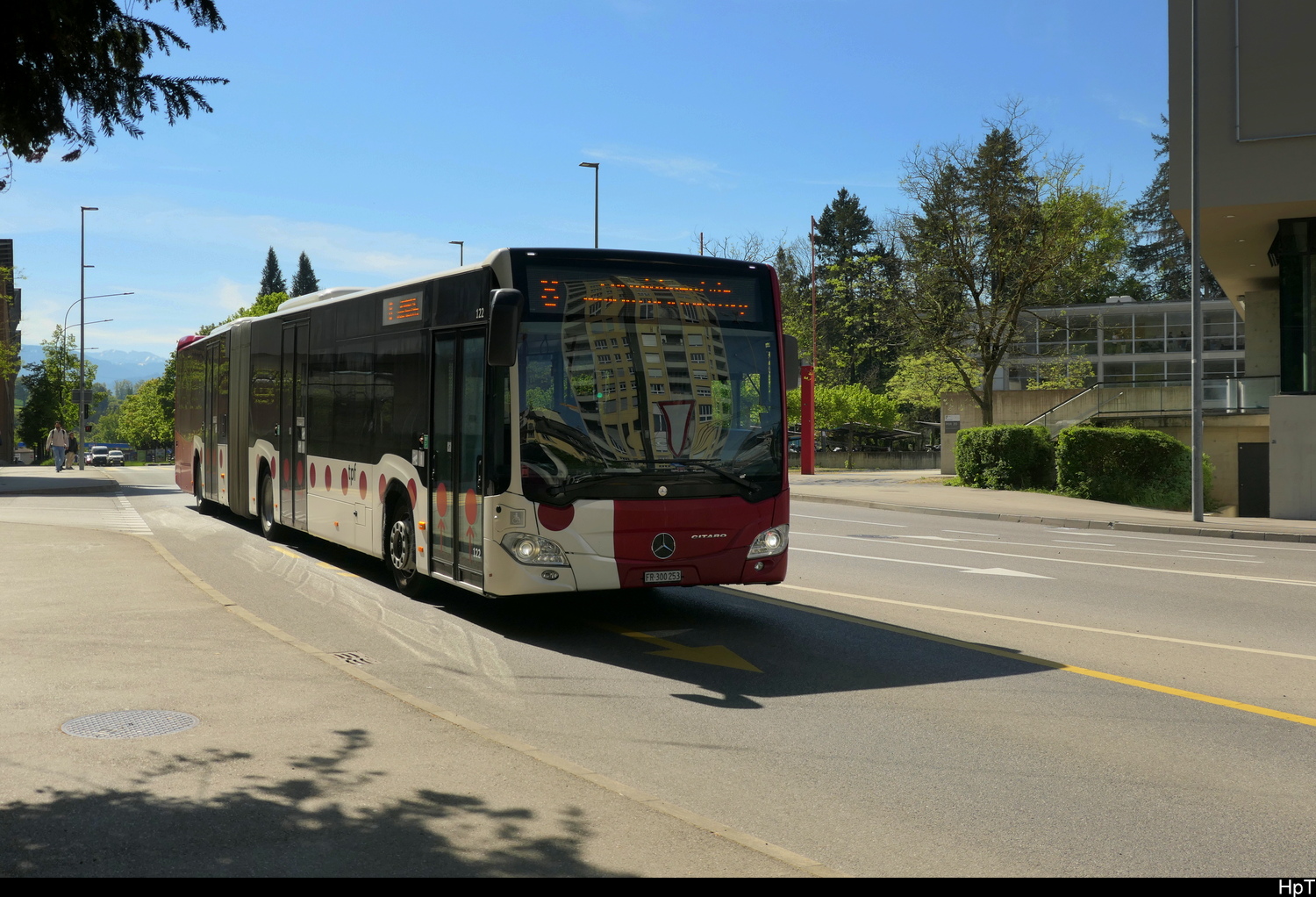 tpf - Mercedes Citaro  Nr.122  unterwegs auf der Linie 8 in der Stadt Freiburg am 27.04.2026