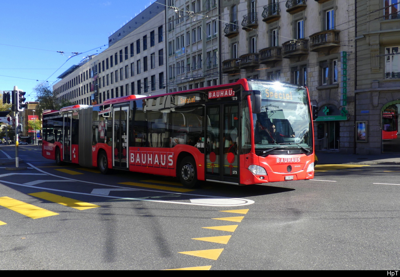 tpf - Mercedes Citaro  Nr.173  FR  300328 unterwegs mit Werbung in Freiburg am 22.10.2023