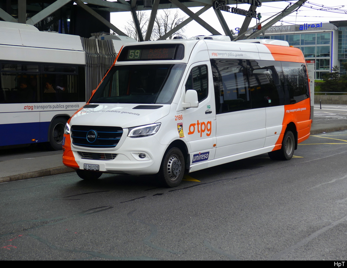 tpg - Atlas E-Bus (Mercedes Sprinter) Nr.2166  GE  960028 unterwegs auf der Linie 59 bei den tpg Haltestellen vor dem Flughafen in Genf am 24.03.2024