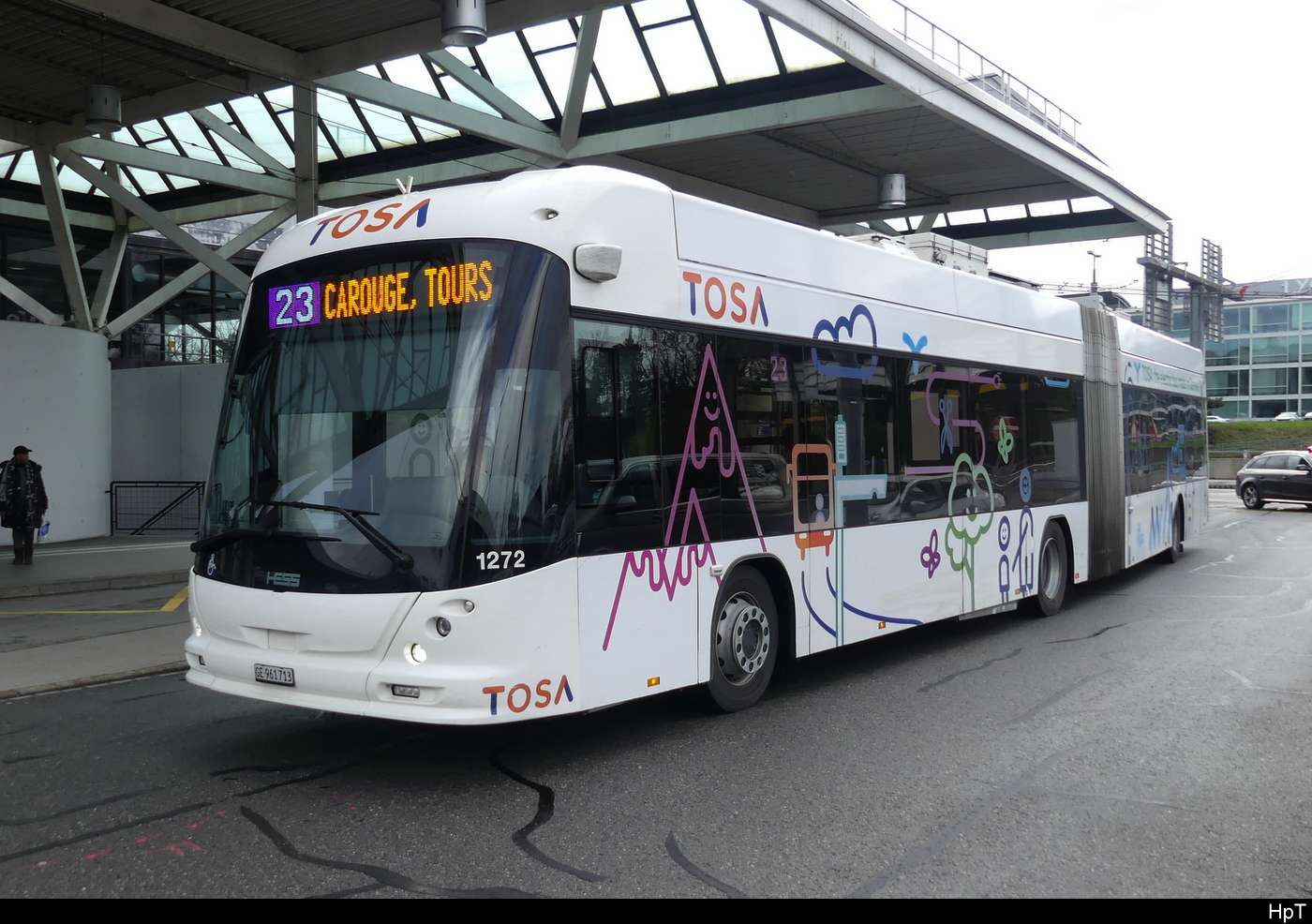 tpg - Hess Tosa Bus Nr.1272 GE 961713 unterwegs auf der Linie 23 bei den tpg Haltestellen vor dem Flughafen in Genf am 24.03.2024