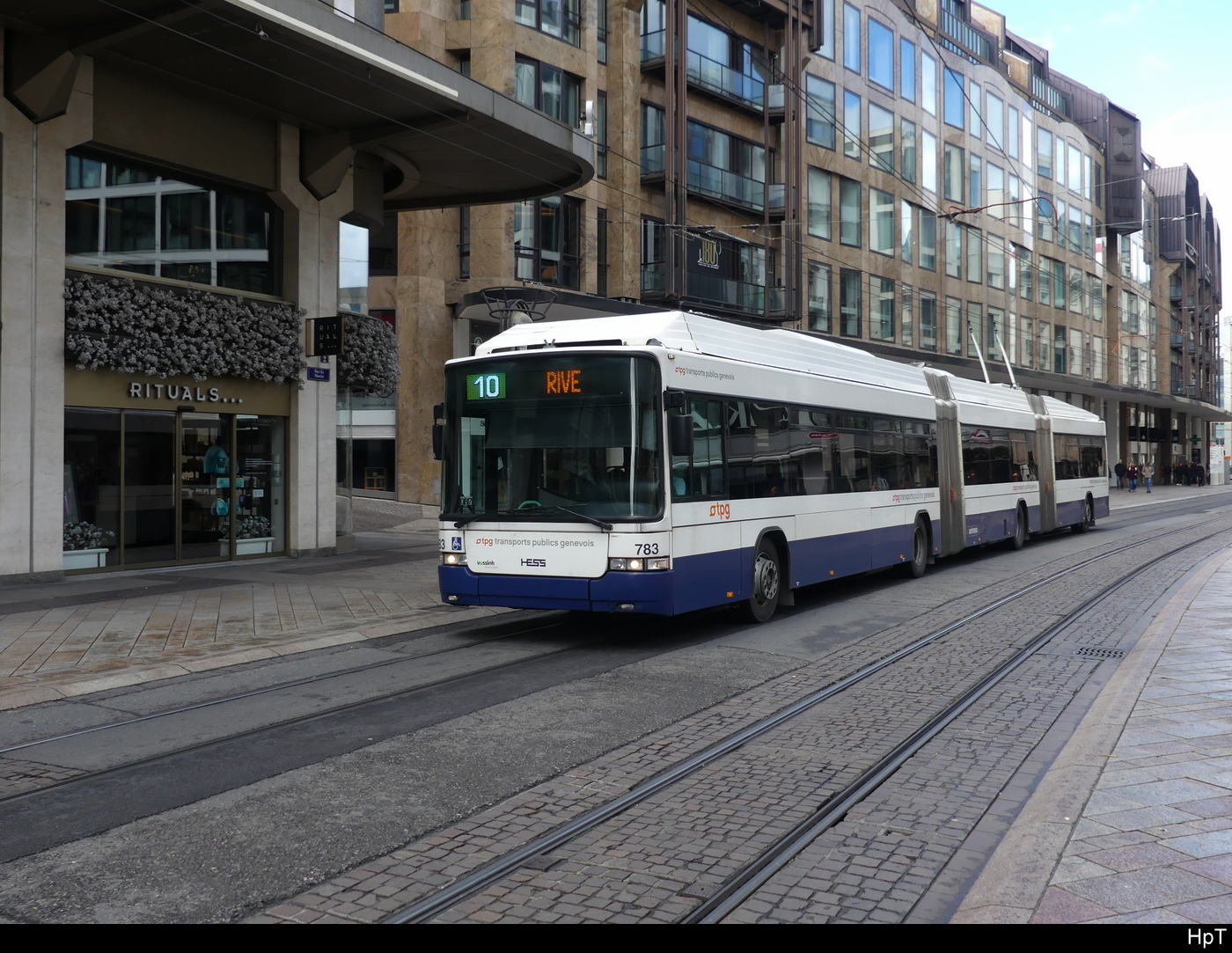 tpg - Hess Trolleybus Nr.783 unterwegs auf der Linie 10 in der Stadt Genf am 24.03.2024