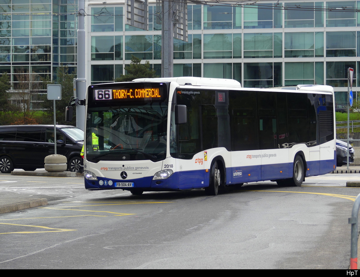 tpg - Mercedes Citaro Nr.2018  FB-504-AV unterwegs auf der Linie 66 bei den tpg Haltestellen vor dem Flughafen in Genf am 24.03.2024