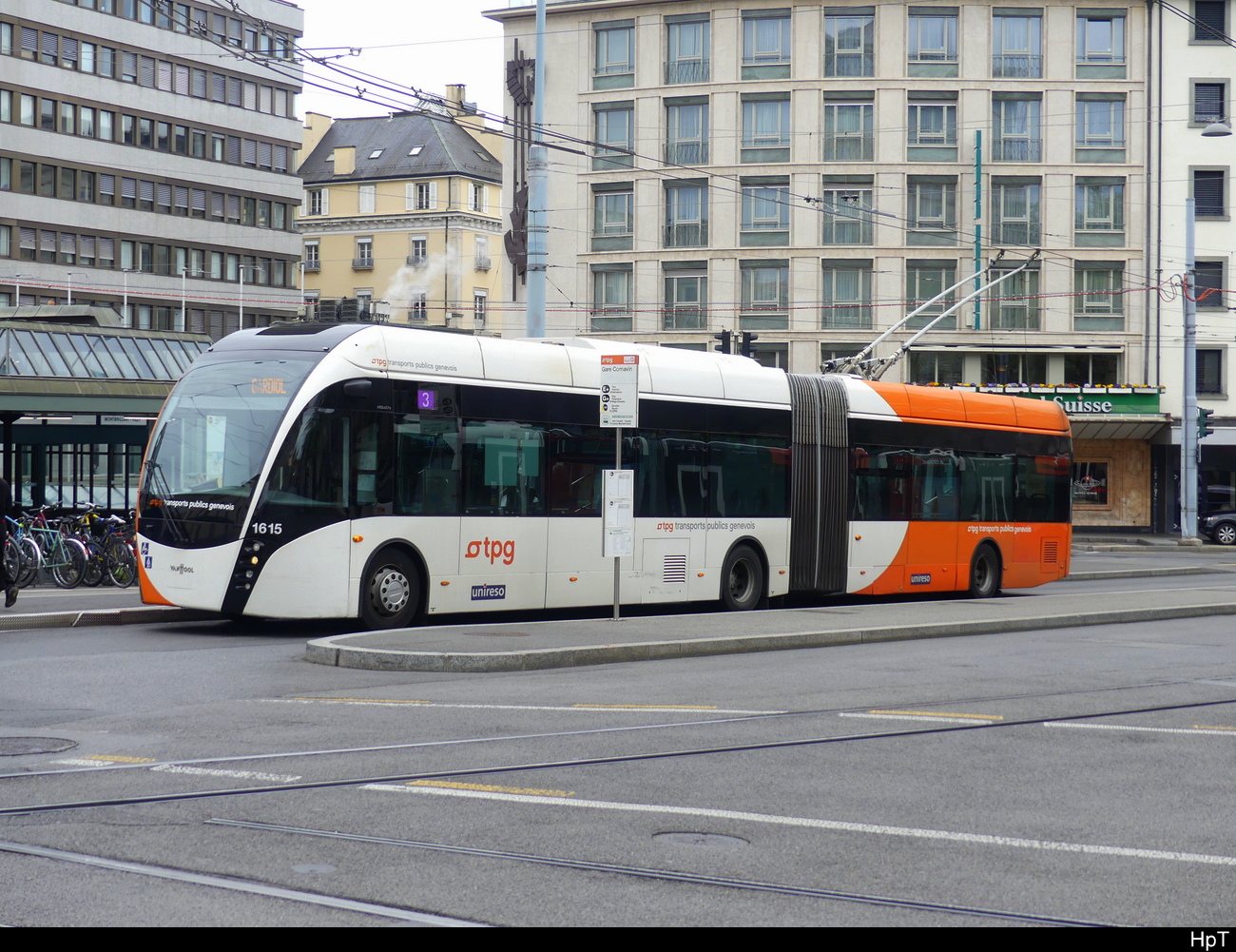 tpg - VanHool Trolleybus  Nr.1615 unterwegs in der Stadt Genf am 16.04.2023