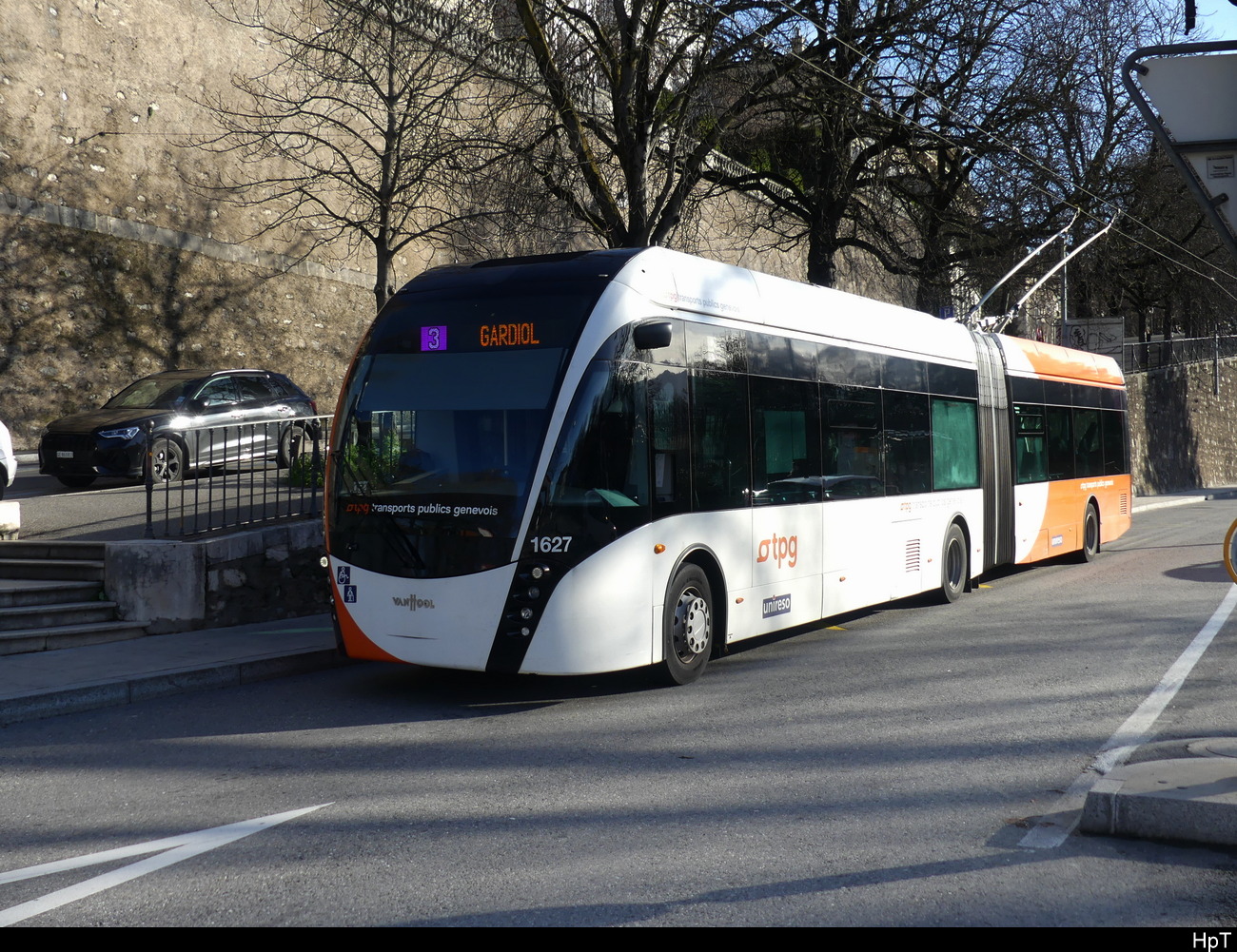 tpg - VanHool Trolleybus Nr.1627 unterwegs in der Stadt Genf am 2023.01.01