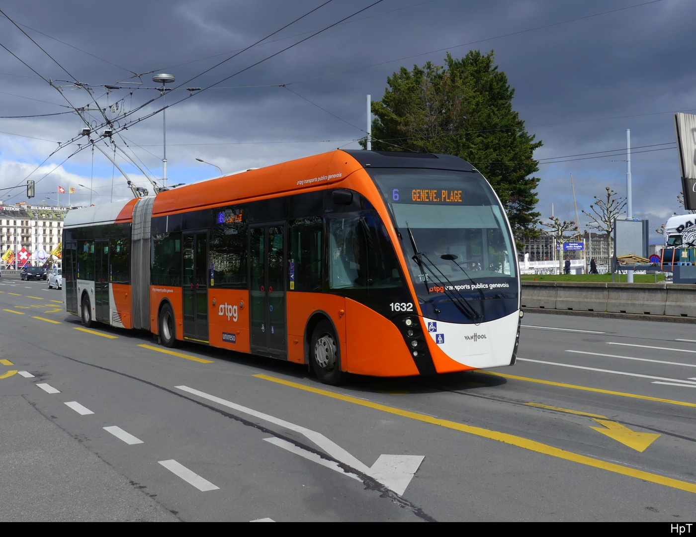 tpg - VanHool Trolleybus Nr.1632 unterwegs auf der Linie 6 in der Stadt Genf am 24.03.2024