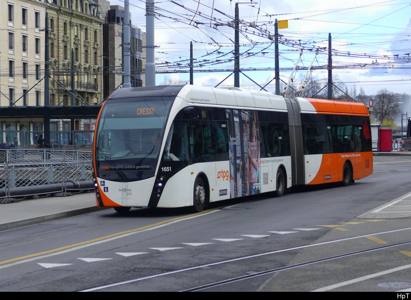 tpg - VanHool Trolleybus Nr.1651 unterwegs auf der Linie 2 in der Stadt Genf am 24.03.2024