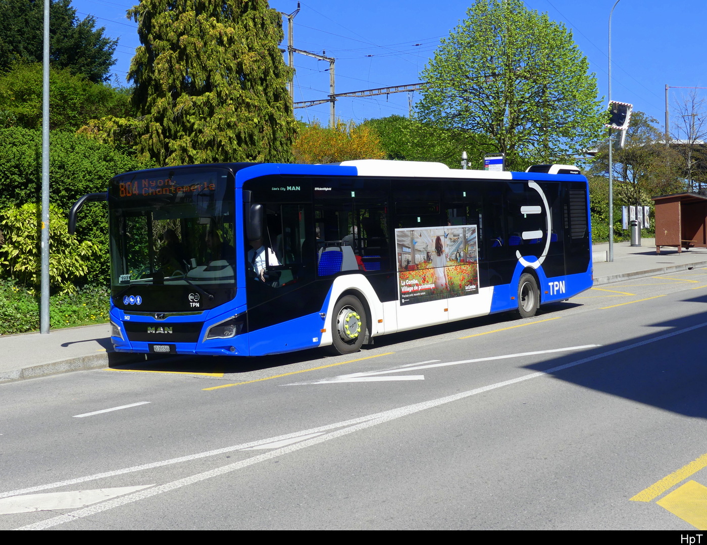 tpn - MAN Lion`s City Hybrid Nr.143  VD 393566 bei den Bushaltestellen unterhalb des Bahnhof Nyon am 06.04.2024