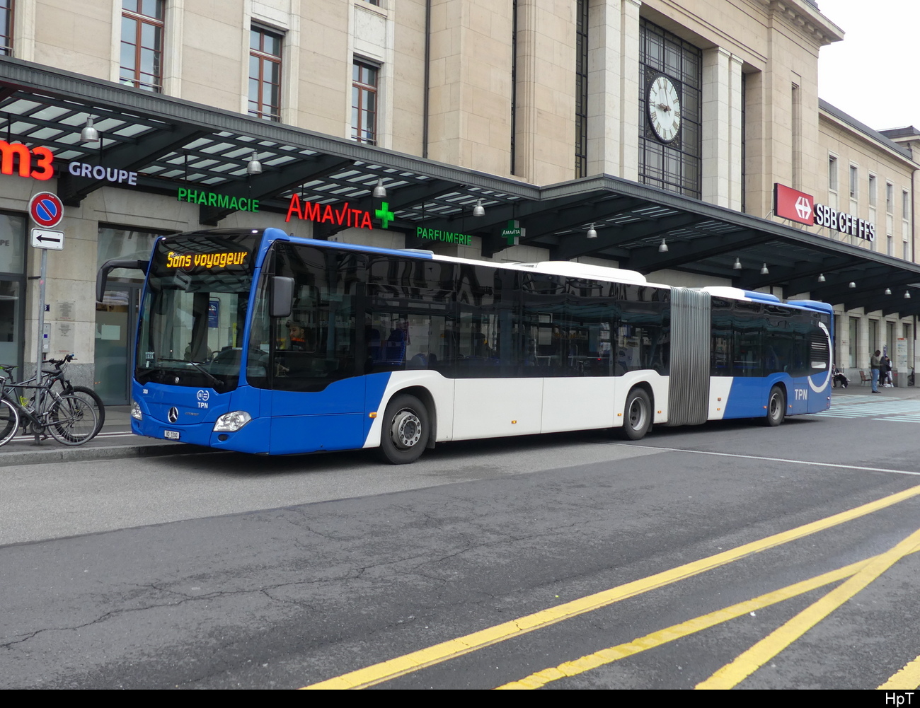 TPN - Mercedes Citaro Nr.300  VD  1200 vor dem Bhf. Genf Cornavin als SBB Bahnersatz am 16.04.2023