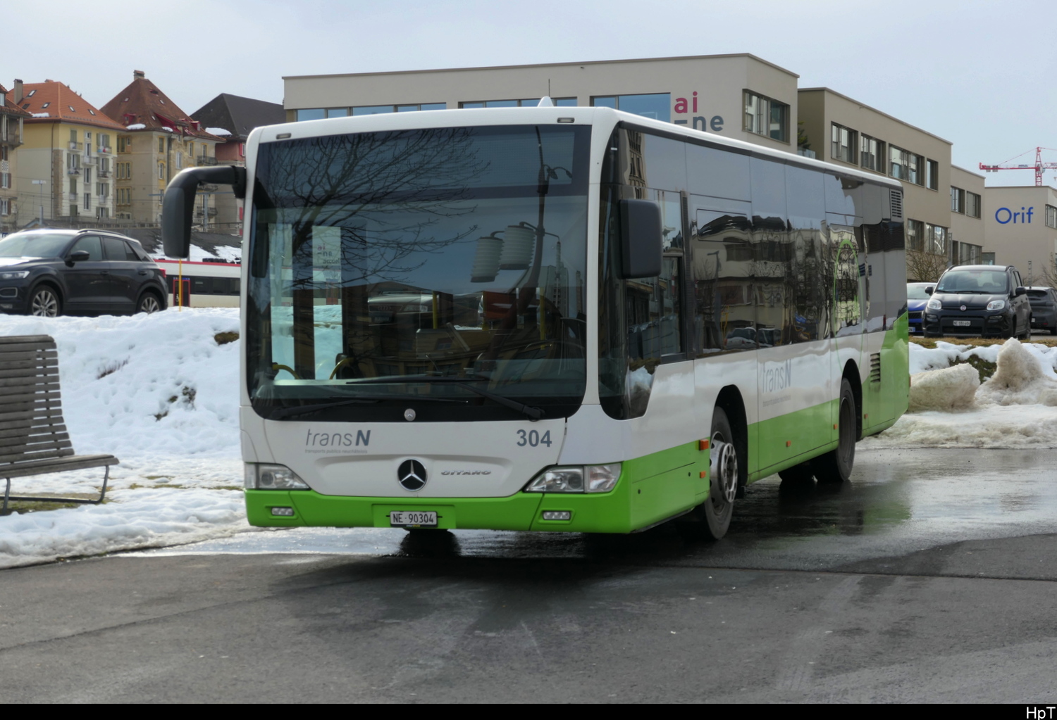 transN - Mercedes Citaro  Nr.304  NE  90304 bei den Bushaltestellen vor dem Bahnhof in La Chaux de Fonds am 17.01.2026