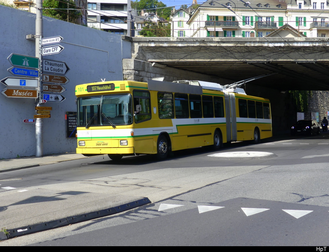 transN - NAW Trolleybus Nr.101 unterwegs auf der Linie 107 in der Stadt Neuchâtel am 30.09.2023  ... Wohl zurzeit der älteste Trolleybus in der Schweiz der noch Regelmässig unterwegs ist
