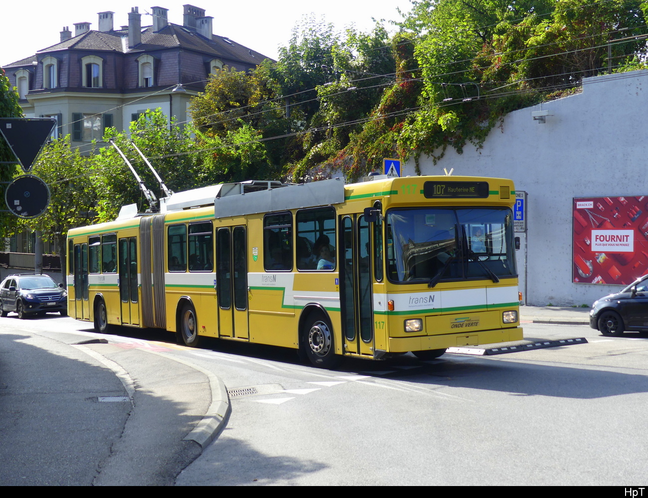 transN - NAW Trolleybus Nr.117 unterwegs auf der Linie 107 in der Stadt Neuchâtel am 30.09.2023 