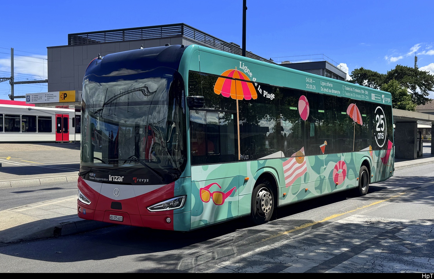 travys - Irizar iebus Nr.164 mit etwas Werbung unterwegs in Yverdon bei den Haltstellen vor dem Bahnhof in Yverdon am 27.07.2026