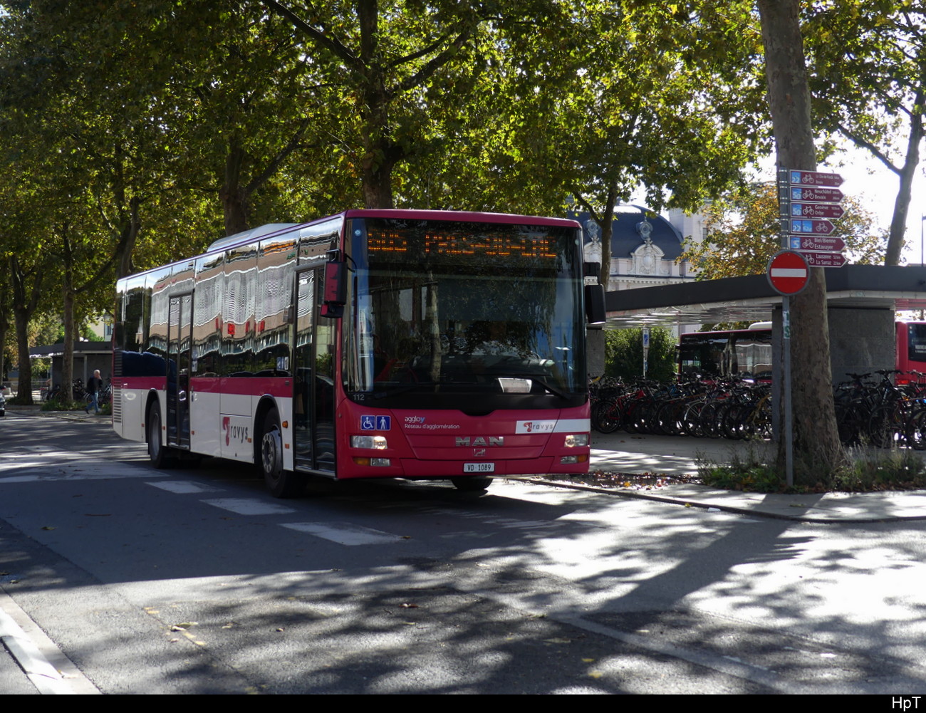 travys - MAN Lion`s City  VD 1089 unterwegs vor dem Bahnhof in Yverdon am 21.10.2023
