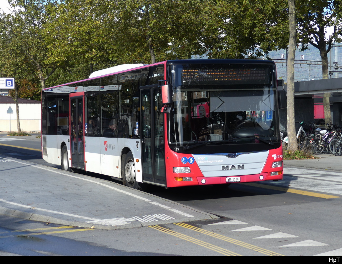 travys - MAN Lion`s City  VD 1110 unterwegs vor dem Bahnhof in Yverdon am 21.10.2023