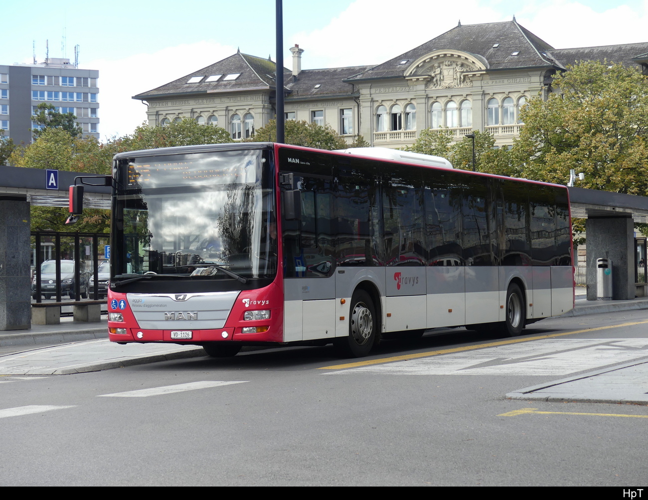travys - MAN Lion`s City  VD 1126 unterwegs vor dem Bahnhof in Yverdon am 21.10.2023