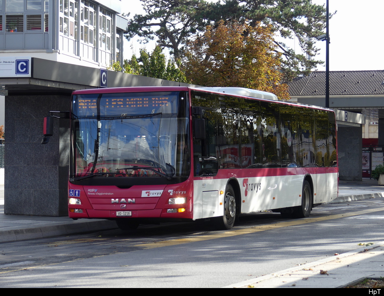 travys - MAN Lion`s City  VD 1218 unterwegs vor dem Bahnhof in Yverdon am 21.10.2023