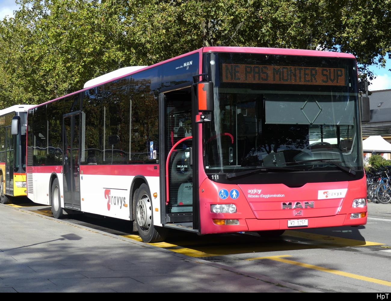 travys - MAN Lion`s City  VD 1257 unterwegs vor dem Bahnhof in Yverdon am 21.10.2023