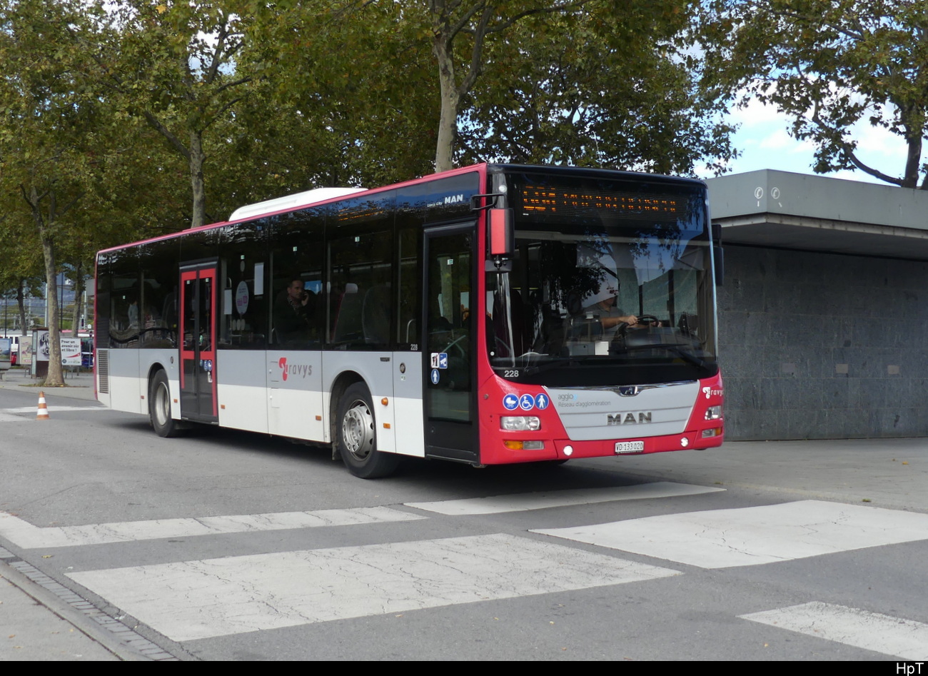 travys - MAN Lion`s City  VD 133020 unterwegs vor dem Bahnhof in Yverdon am 21.10.2023