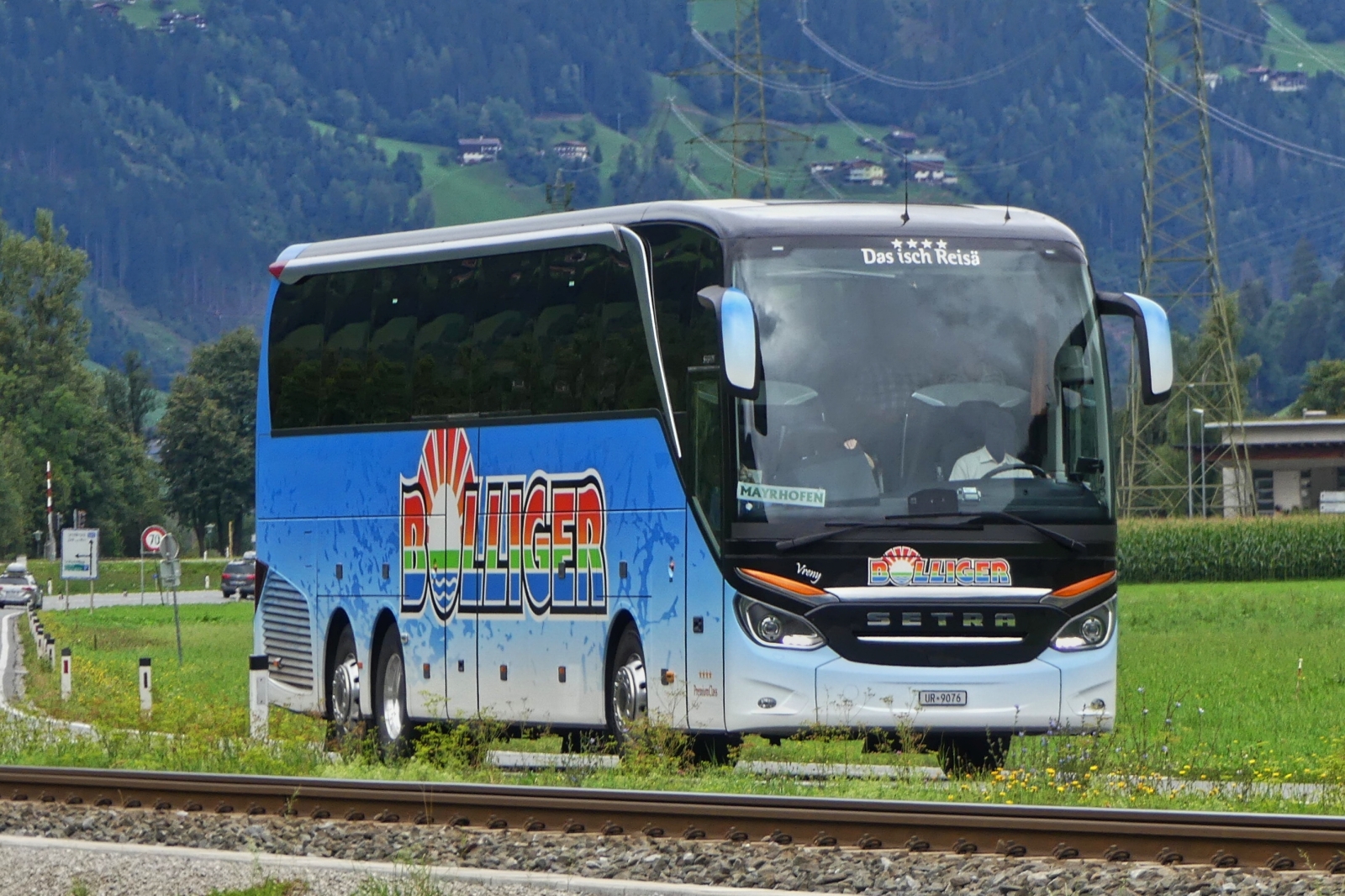 UR 9076, Setra S 516 HDH; von Bolliger Reisen aus der Schweiz, fährt an der Zillertal Linie entlang in Richtung Mayrhofen. 19.08.2024