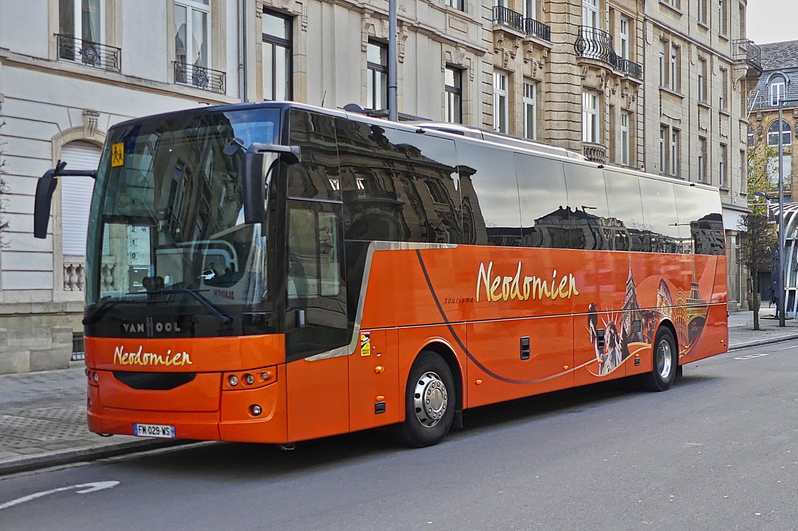 Van Hool EX, der Busfirma Neodomien aus Neuves-Maisons in Frankreich, abgestellt in den Straßen der Stadt Luxemburg. 12.2023