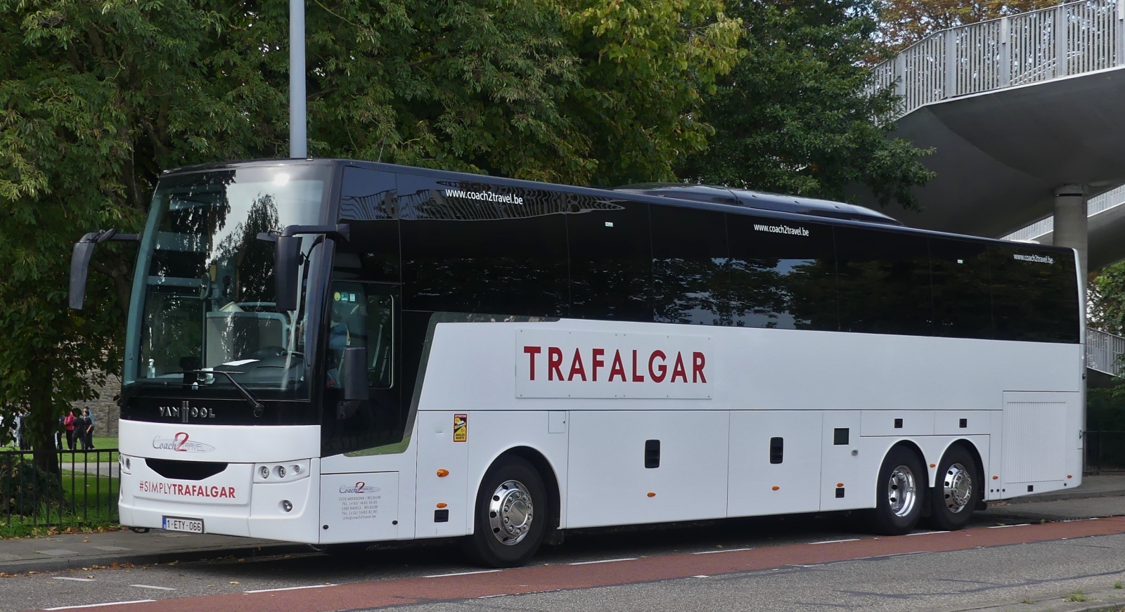 VanHool EX von Trafalgar, aus Belgien, stand in Maastricht am Straßenrand. 10.2023