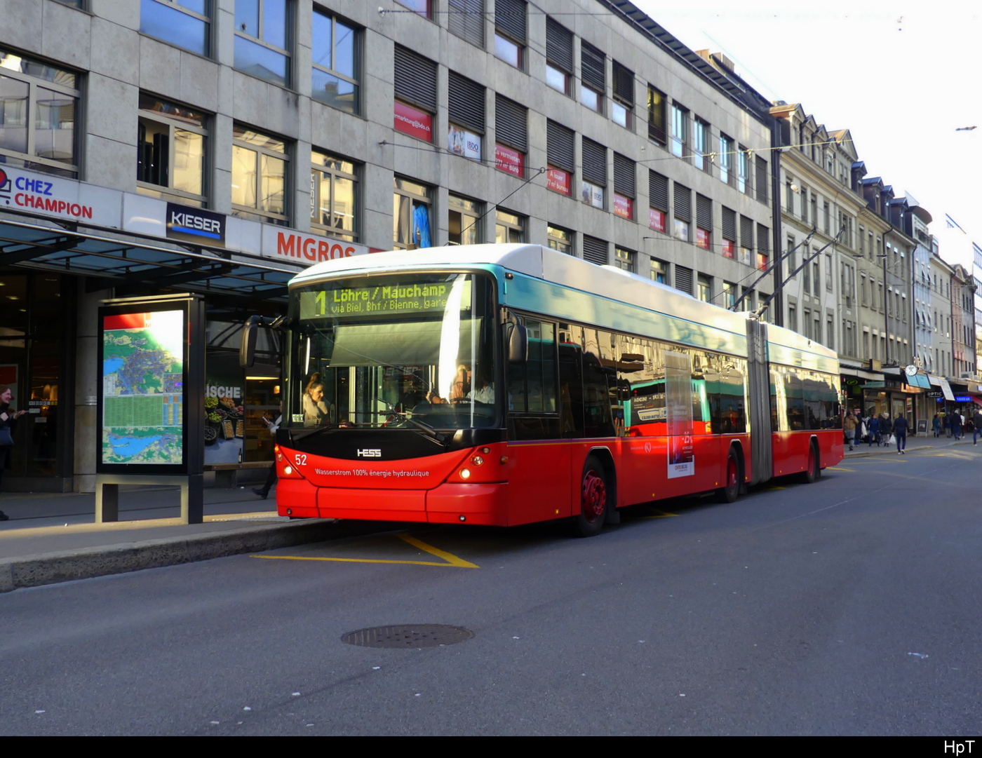 VB Biel - Hess Trolleybus Nr.52 unterwegs auf der Linie 1 in der Stadt Biel am 06.02.2024