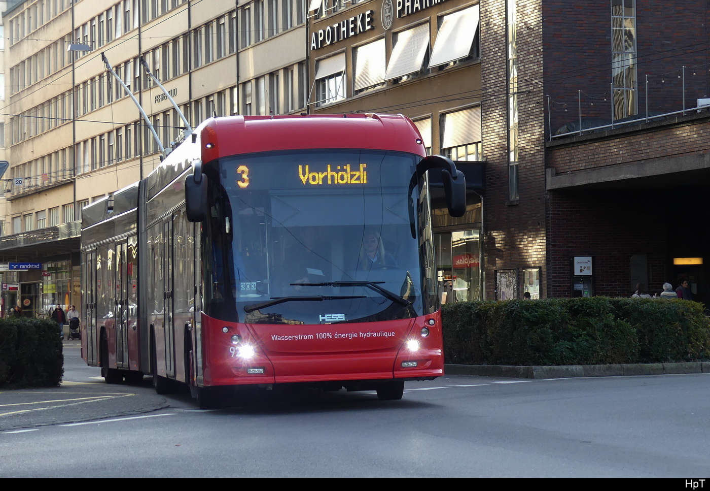 VB Biel - Hess Trolleybus Nr.92 unterwegs auf der Linie 3 in der Stadt Biel am 06.02.2024