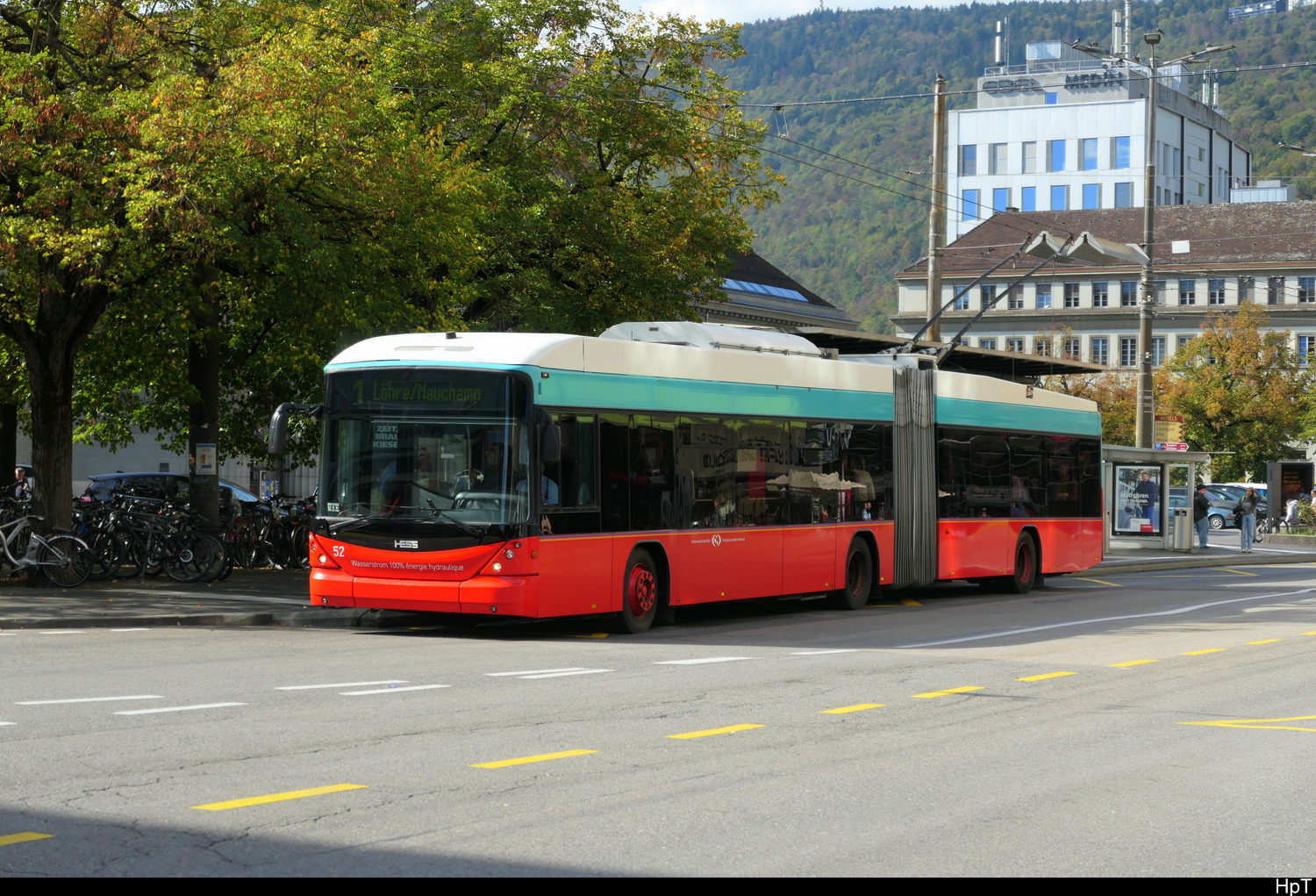 VB Biel  - Hess Trolleybus Nr.52 unterwegs auf der Linie 1 bei den Haltestellen vor dem Bahnhof Biel am 14.10.2026