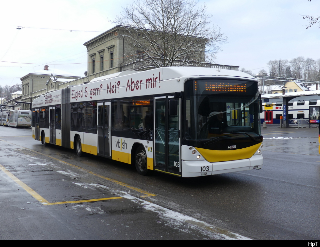 vb sh - Hess Trolleybus Nr.103 unterwegs vor dem Bhf. Schaffhausen am 22.01.2023