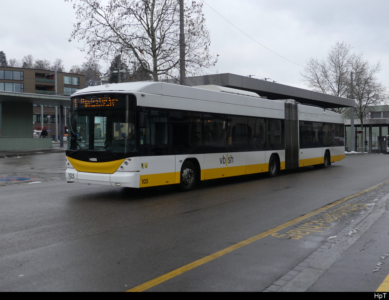 vb sh - Hess Trolleybus Nr.105 unterwegs vor dem Bhf. Schaffhausen am 22.01.2023