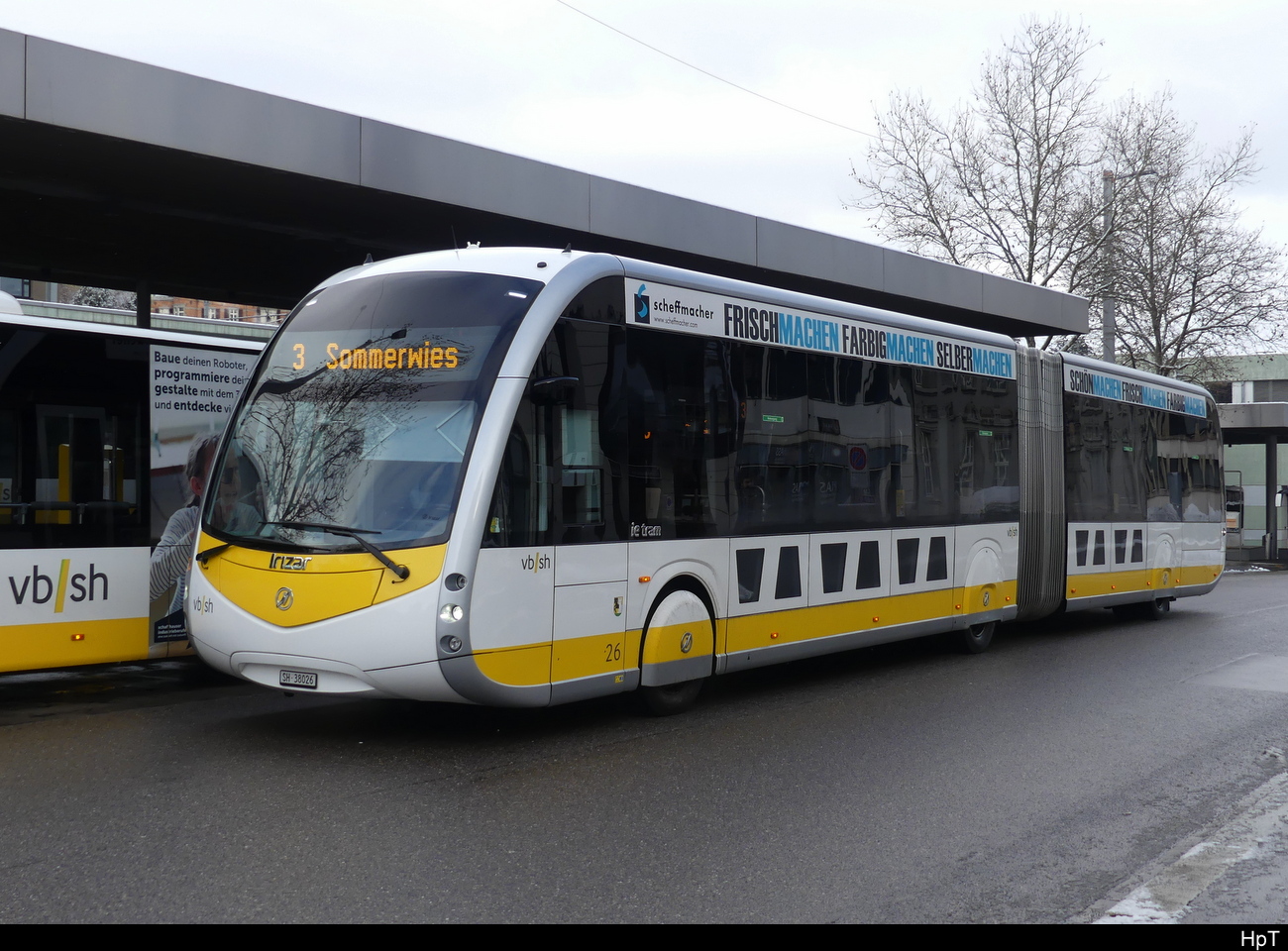 vb sh - IRIZAR ie tram Nr.26  SH 38026 unterwegs vor dem Bhf. Schaffhausen am 22.01.2023
