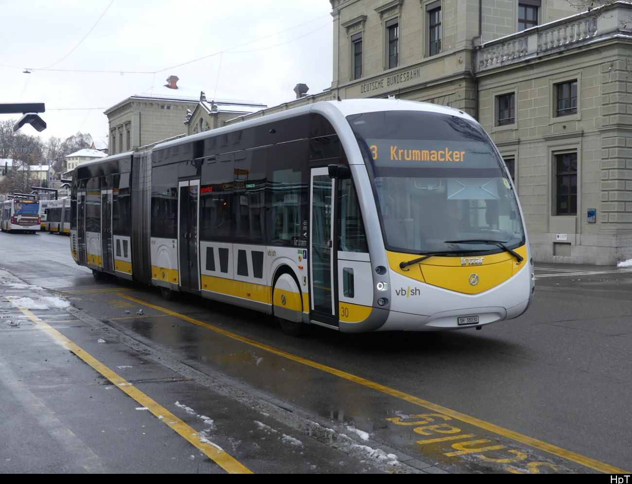 vb sh - IRIZAR ie tram Nr.30  SH 38030 unterwegs vor dem Bhf. Schaffhausen am 22.01.2023