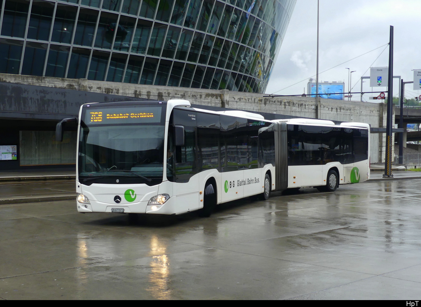 VBG - Mercedes Citaro Nr.99  ZH 677871 unterwegs bei den Bushaltestellen vor dem Flughafen Zürich am 2024.05.07