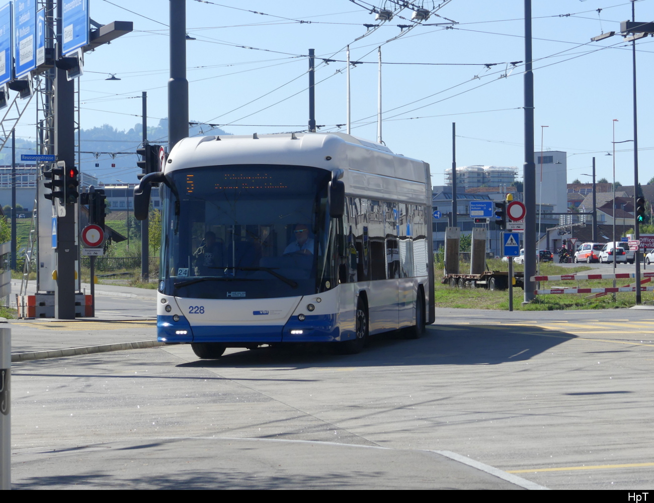 VBL - Hess Trolleybus Nr.228 unterwegs auf der Linie 5 in Emmenbrücke Bahnhof Süd am 25.09.2023