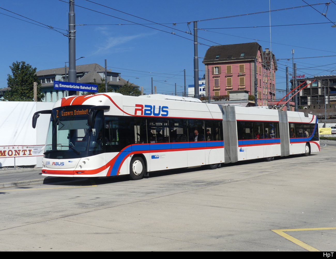 VBL - Hess Trolleybus Nr.239 unterwegs auf der Linie 2 in Emmenbrücke Bahnhof Süd am 25.09.2023